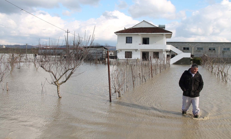 Lista e zonave të banuara që rrezikojnë të përmbyten nga shirat [VIDEO]