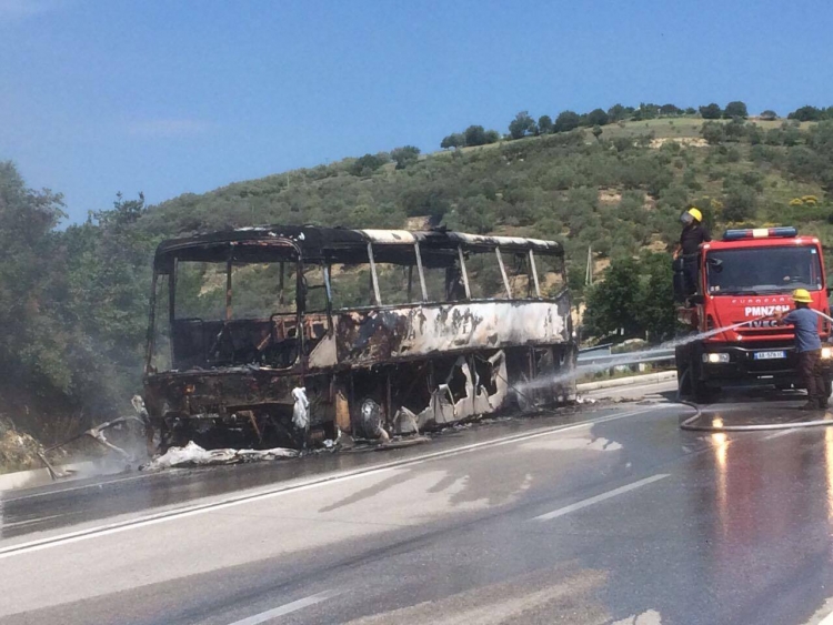 Merr flakë në ecje autobusi, shkakton vetëm dëme materiale