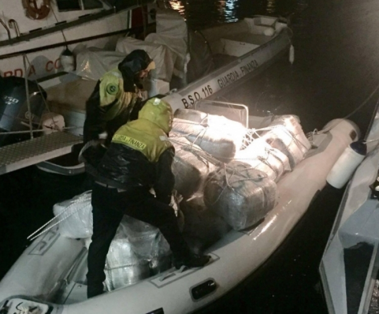 Itali, kapet gomonia me 500 kg kanabis, arrestohen dy shqiptarë, vlera drogës 5 milionë euro