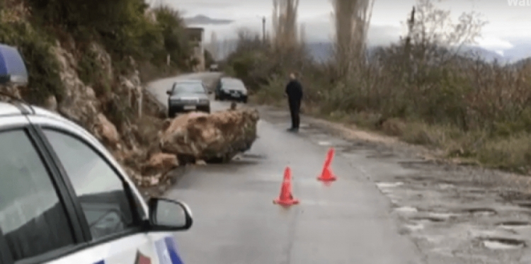 Moti i keq, vazhdon shkëputja e gurëve nga mali i Torovicës. Bllokohet rruga...