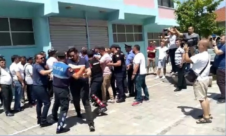 Tensionet në qendrën zgjedhore në Tropojë, policia shoqëron 8 persona, priten të tjera