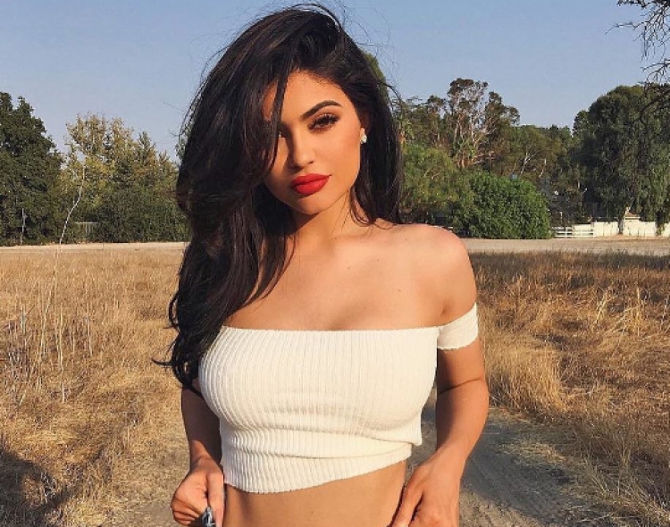 5 muajshe shtatzënë, Kylie Jenner tregon  barkun dhe zbulon  gjininë e fëmijës [FOTO]