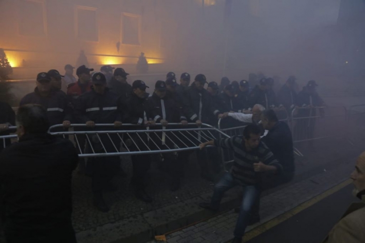 Trazirat tek parlamenti/ Plagoset një protestues, pjesëmarrësit akuzojnë policinë