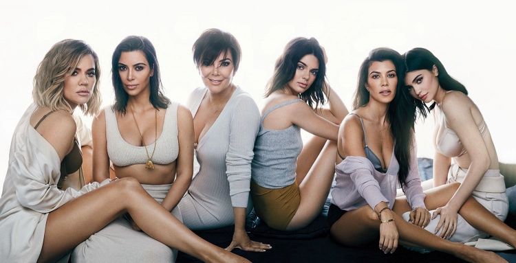 Femrat Kardashian shfaqen sërish dhe “çmendin” internetin [VIDEO]