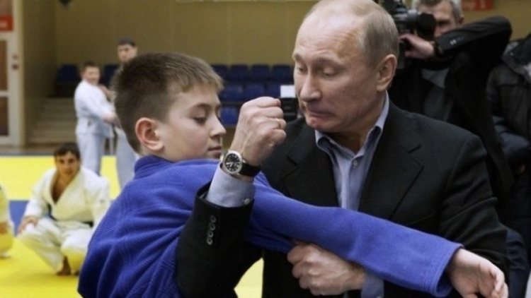 Putin do të shtojë popullsinë, ja ç’premton për nënat e reja…