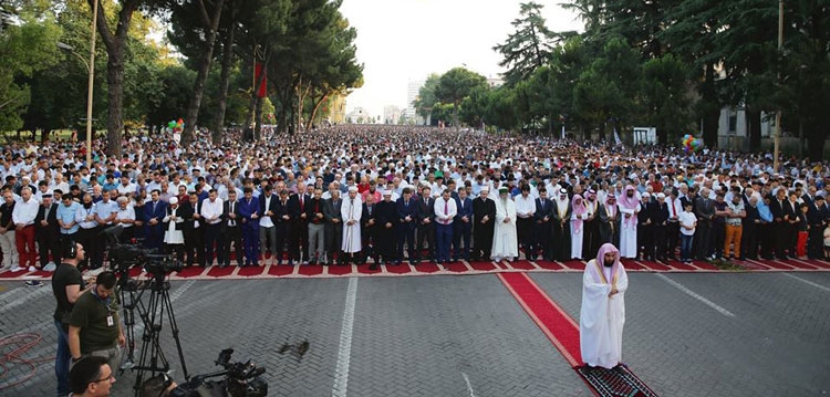 Besimtarët myslimanë festojnë sot, festën e Fiter Bajramit [FOTO]