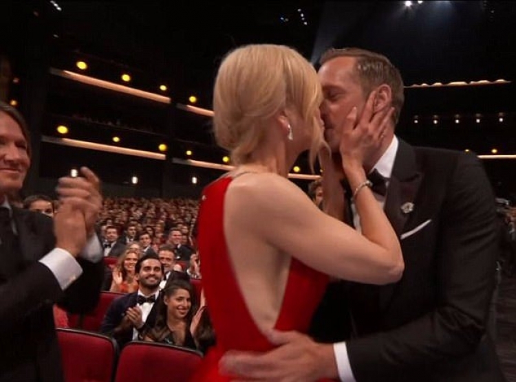 Aktorja e famshme i çudit të gjithë, puth në buzë kolegun, bashkëshorti i duartroket [VIDEO]