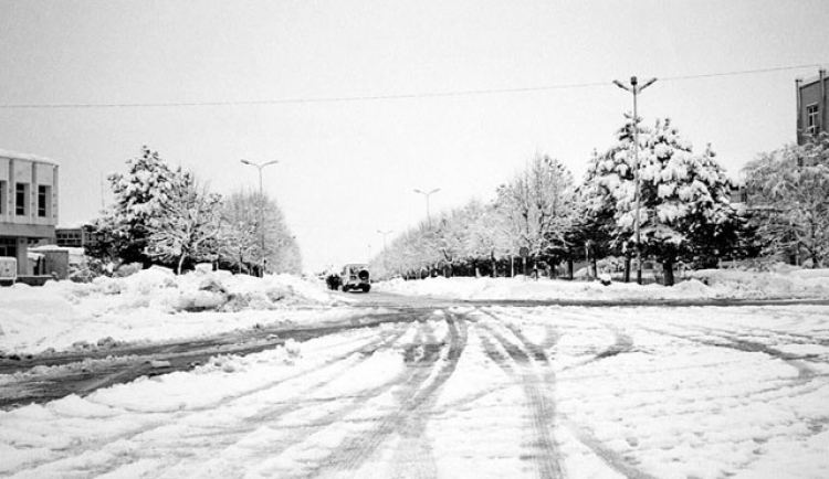 Bëhuni gati! Stuhitë e dëborës dhe ngricat mbërthejnë Shqipërinë, Ministria e Mbrojtjes: Merrni masa!