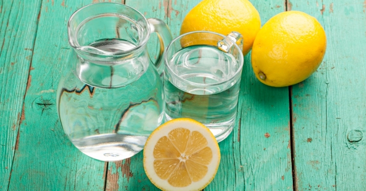 Efektet mahnitëse që përfitoni nga uji me limon