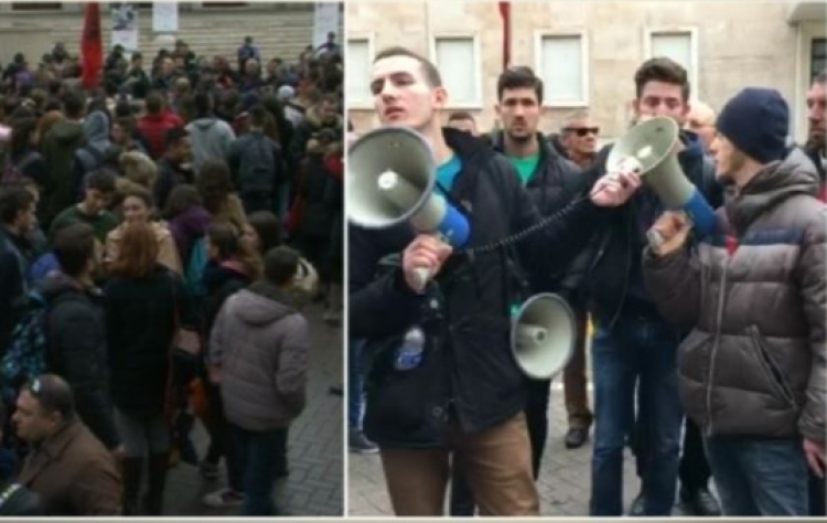 Krijimi i ushtrisë së Kosovës, studentët e urojnë nga Tirana: Sot është një ditë historike për...