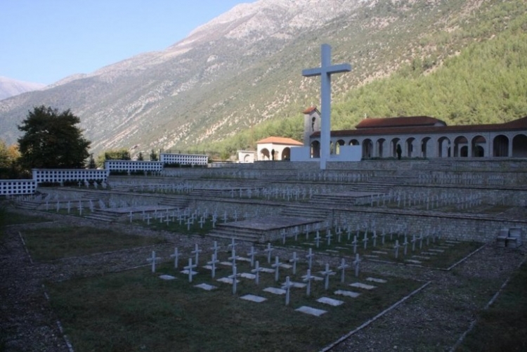 Nisin punimet për hapjen e varreve të ushtarëve greke në Shqipëri. Reagon Athina