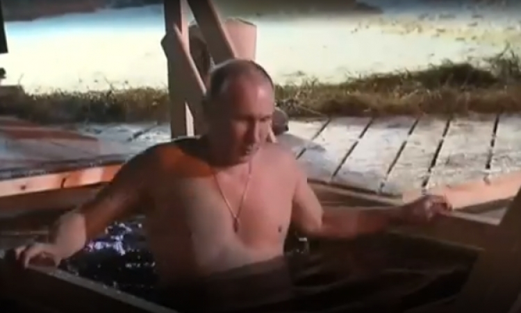 Dita e Ujit të Bekuar, Putin mban frymën nën liqenin e akullt