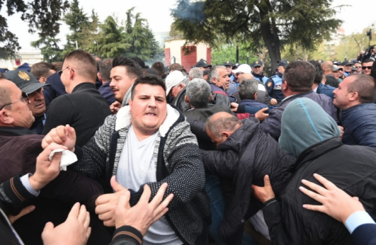 Protesta/ Gurë, shishe dhe kapsolla në drejtim të policisë