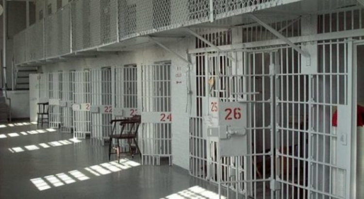 Aksion në burgun e Fierit, gjenden 20 celularë[FOTO]