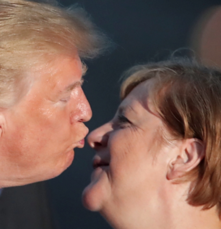 Trump nuk ndalet në samitin e G7, puthje e përqafime. Hakmerret Melania [FOTO]