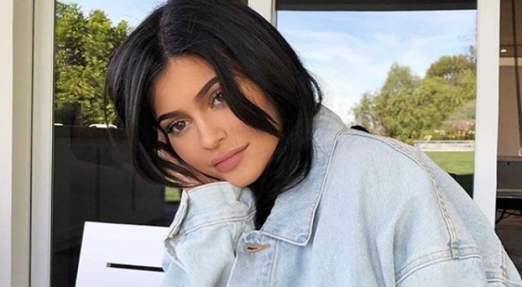 Kylie Jenner poston për herë të parë foton e vajzës, emri i saj as s’ju kishte shkuar në mendje, ja si quhet [FOTO]