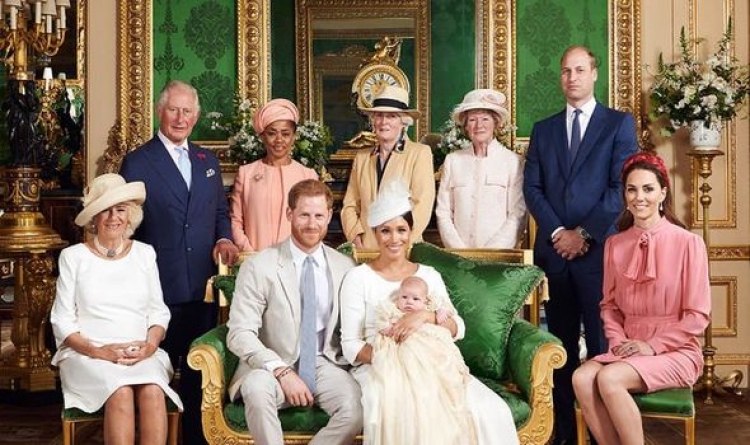 Familja mbretërore e gjitha bashkë, Kate dhe Meghan me vogëlushat në krahë duke ndjekur princat Harry dhe William