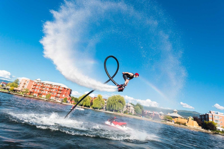 Të fluturosh mbi ujë/ Flyboarders-at tentojnë të fitojnë një rekord të ri Guinness