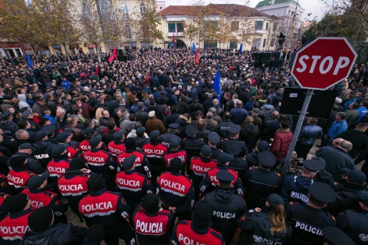 Basha: Shqiptarët protestuan si kudo ku shkelet Kushtetuta, tjetër rrugë s’ka