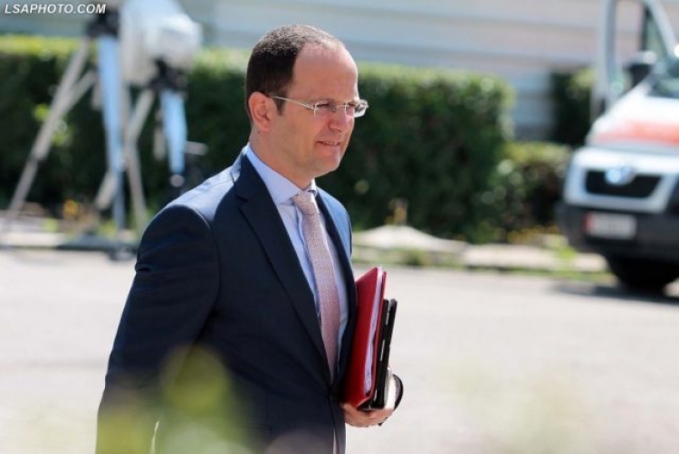 Greqia bllokon pikat kufitare, Bushati përplaset me qytetarët: Harram të qoftë