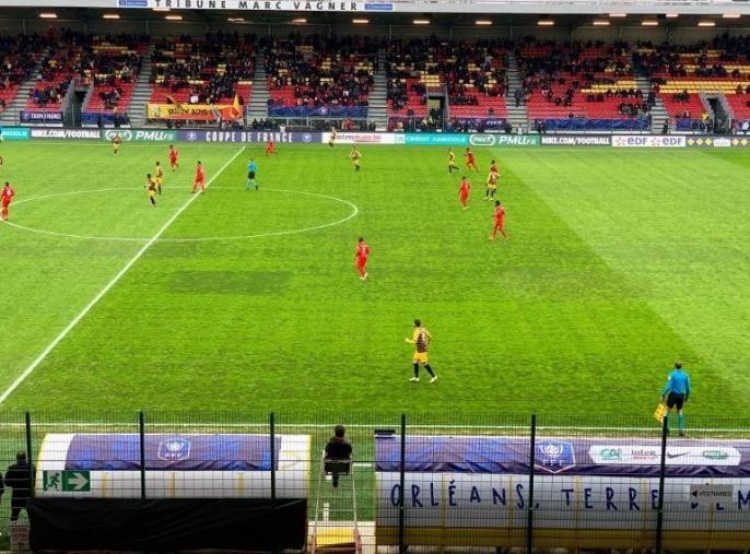 Trajneri i Orleansit nuk i mjafton stoli, por preferon ta ndjekë skuadrën e tij në një vënd aspak normal [FOTO]