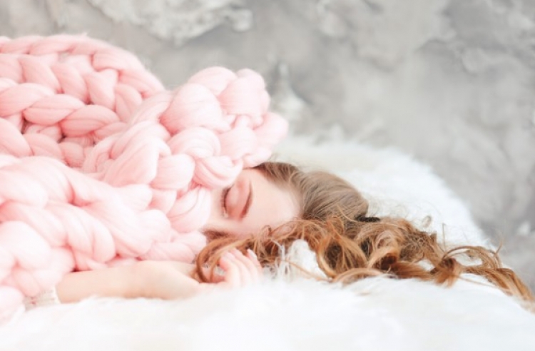 Kur gjumi i grave nis të bëhet më i brishtë, të flenë më pak dhe më keq