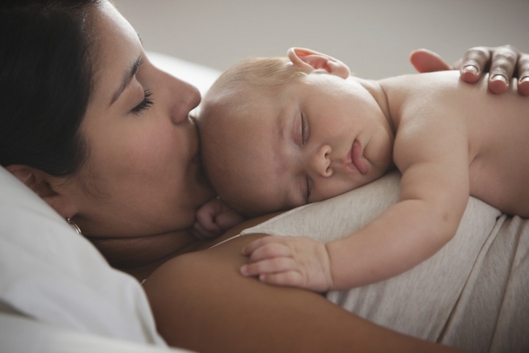Lajm i keq për baballarët. Fëmijët duhet të flen me nënë deri në moshën 3 vjeçare [VIDEO]