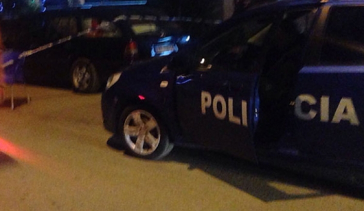 Plagosje me armë zjarri në Tiranë, qëllohet në këmbë një 26-vjeçar, i arrestuar më parë për…