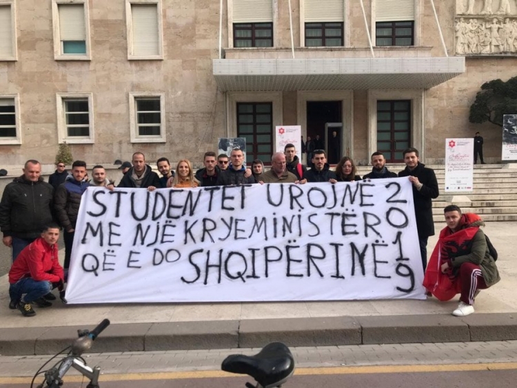 Urimi ironik për fundvit i studentëve protestues