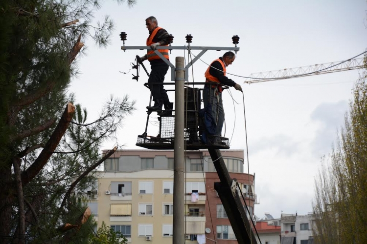 Reshjet e shiut shkaktojnë dëmet e para. OSHEE: Defekte kryesisht janë në zonat rurale