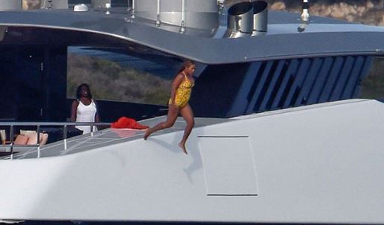 Beyonce hidhet në mënyrë të çmendur...në mbi 10 metra lartësi! [FOTO]