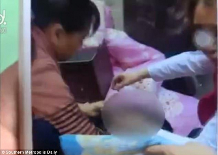 Shokuese: Nëna adoleshente filmohet duke hedhur foshnjen e saj në plehra [FOTO]