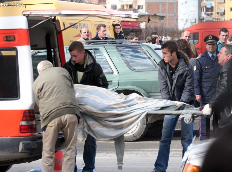 Nga era e keqe që vinte nga apartamenti, banorët e pallatit zbulojnë trupin e dekompozuar të një gruaje 70-vjeçare