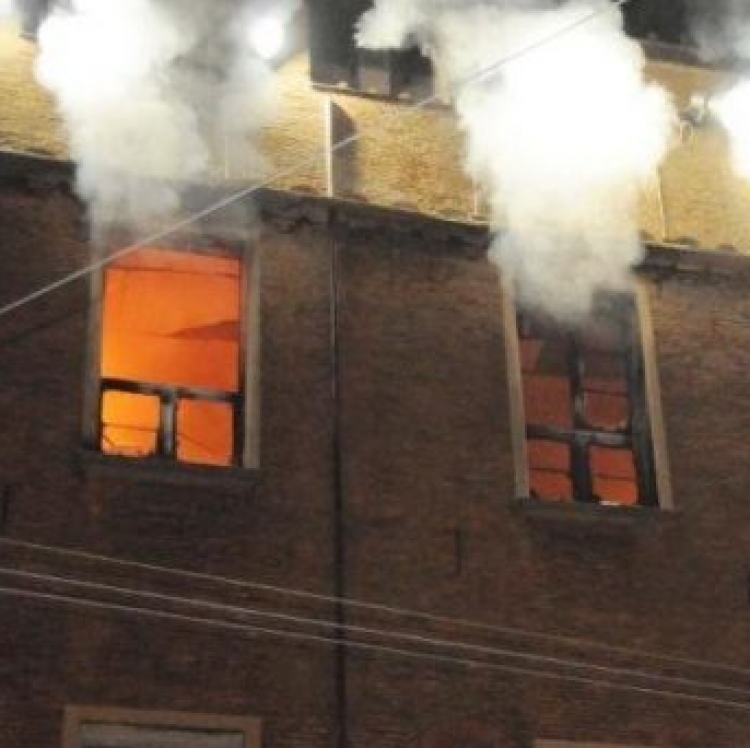 Zjarr në një banesë në Kombinat, humb jetën një 80-vjeçar