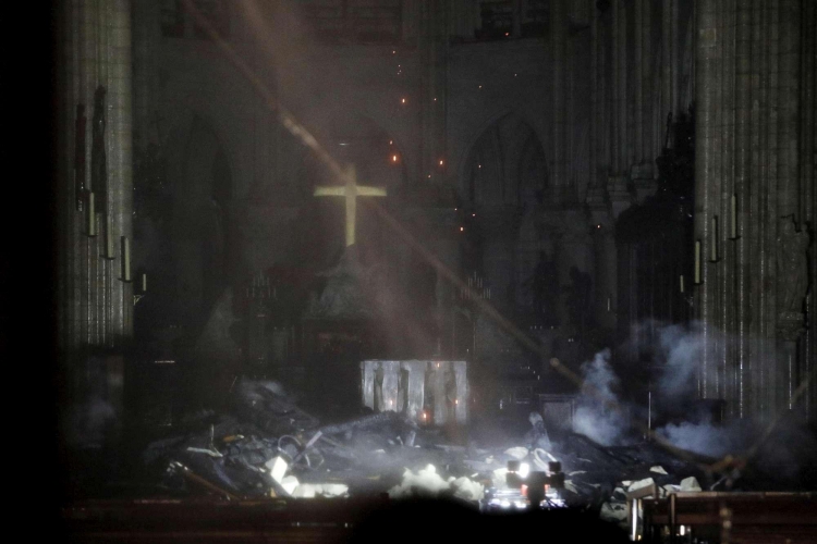 Brenda “ferrit” në Katedralen e Parisit,  çfarë ka mbetur…[FOTO]