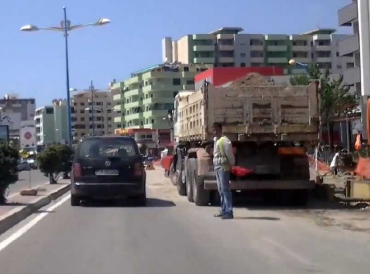 Po kalonte rrugën, makina përplas kalimtarin në Durrës