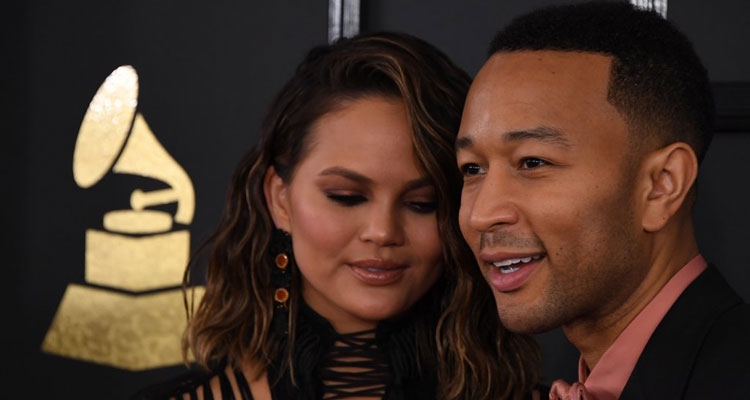 “Por ai është burri yt”! Chrissy Teigen tallet publikisht me John Legend, interneti i hidhet kundër! [FOTO]