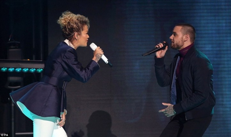 Liam Payne mban distancë nga Rita Ora gjatë performancës, mos vallë i tha gruaja t’i qëndronte larg këngëtares? [FOTO]