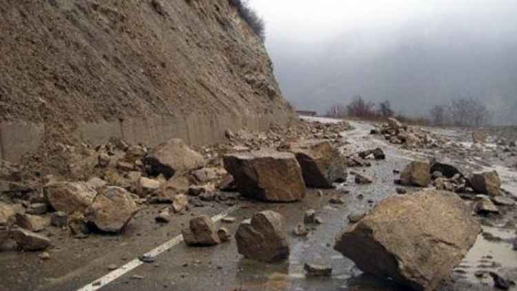 Rrëshkitje gurësh si shkak i rreshjeve, bllokohet për 1 orë qarkullimi në Shishtavec të Kukësit