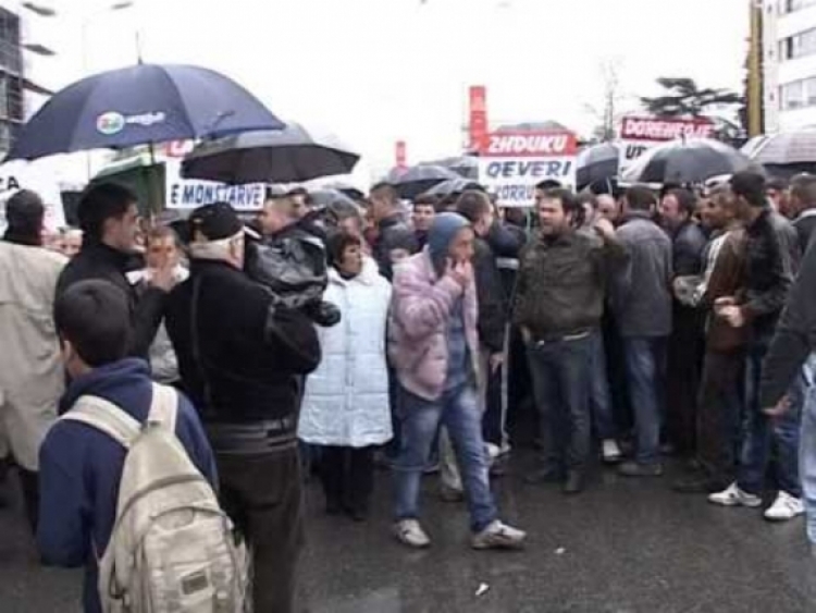 Protestë në fshatin Mbrostar të Fierit: “Punonjësit e 55 kompanive të By Pass-it bllokojnë rrugën”