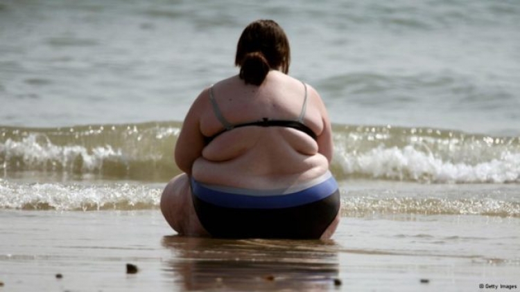 Gratë obeze dëmtojnë shëndetin e tre gjeneratave