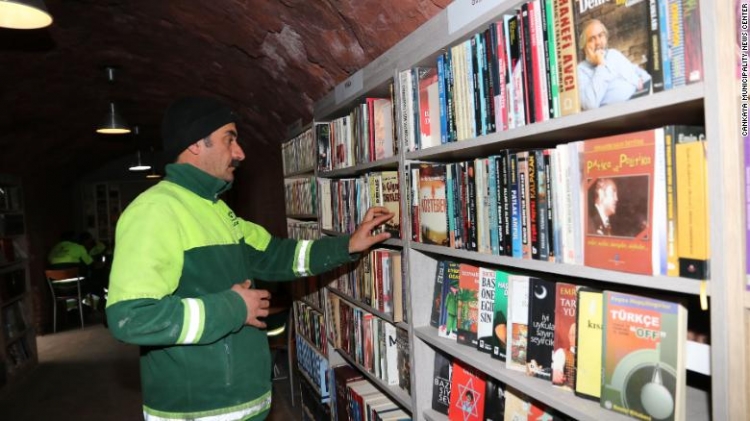 Punonjësit e pastrimit nuk i çojnë librat dëm, krijojnë bibliotekë