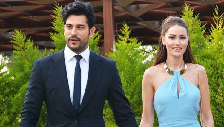 Aktori i njohur turk dhe bashkëshortja e tij nxjerrin makinat në shitje për asryen më të pazakontë [FOTO]