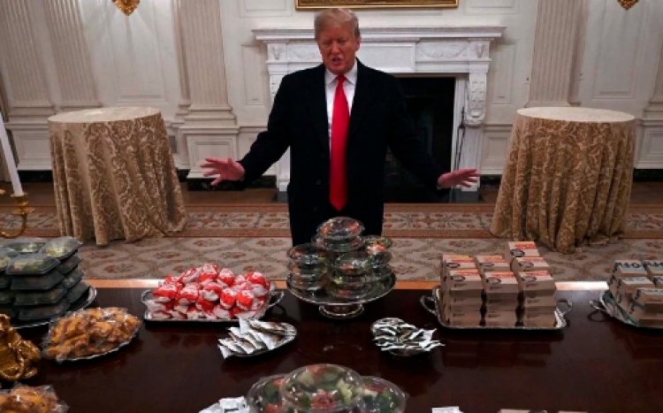 Provokon Trump: Shtron darkë me fast-food, i paguan vetë [VIDEO]