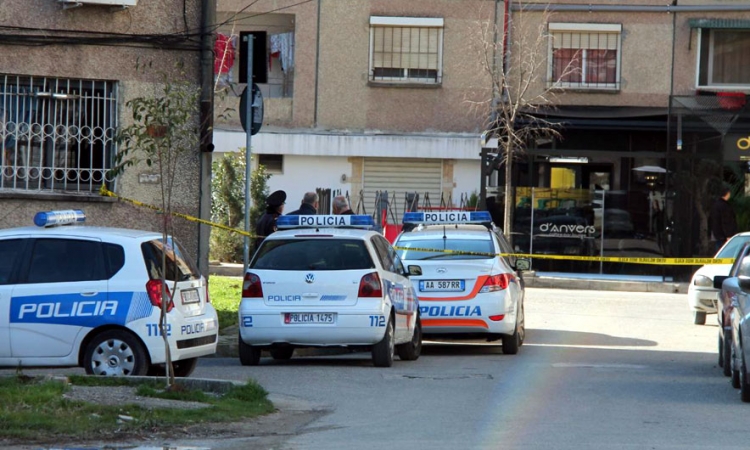 Elbasan/ U plagosën tre persona në mes të qytetit, policia shpall dy persona në kërkim
