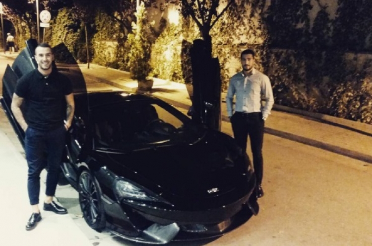 Pasi plasi “bombën” në rrjete sociale me të shara, shikoni si Olsi argëtohet me miliarderin shqiptar [FOTO]