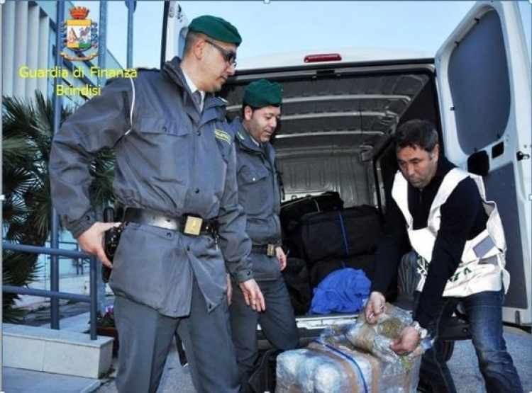 Drogë, cigare dhe alkool kontrabandë nga Shqipëria në Itali, arrestohen 9 persona