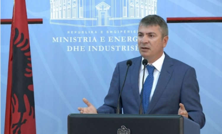 Ministri i Infrastrukturës Damian Gjiknuri ditën e sotme ka bërë një kallëzim penal për ish kreun e ARRSH Dashamir Gjikën ku pas mbylles së auditit janë zbuluar parregullsi në zbatimin e kontratave të rrugëve