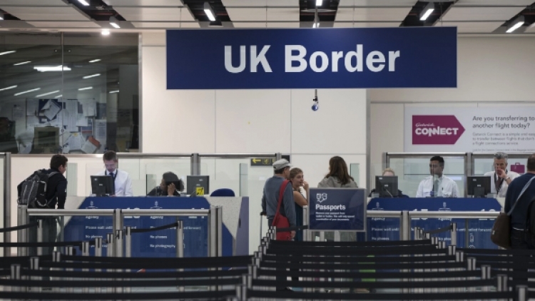 Planet e mira të kryeministrit britanik për emigrantët e paligjshëm