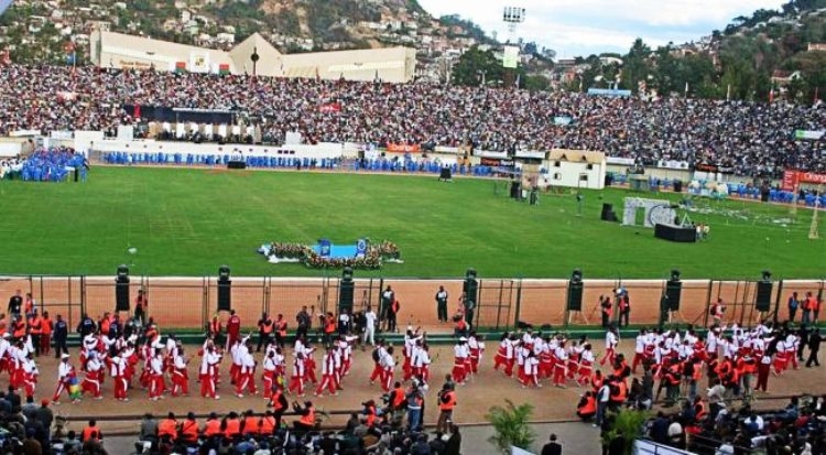 Tifozët u shtynë me njëri-tjetrin, tragjedi në stadium